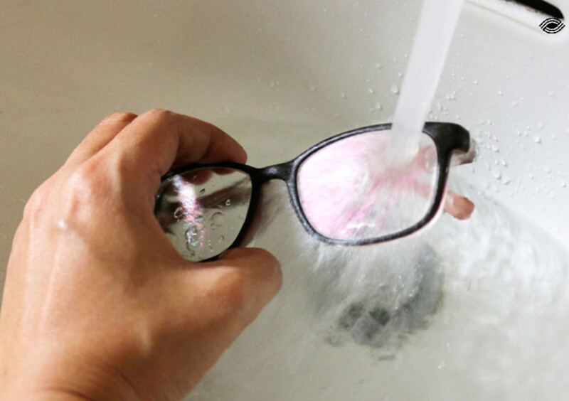 Lau mắt kính bằng gì tại nhà? Nước và xà phòng