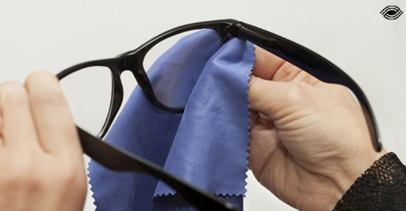 Ưu điểm khi dùng cồn lau mắt kính là gì?