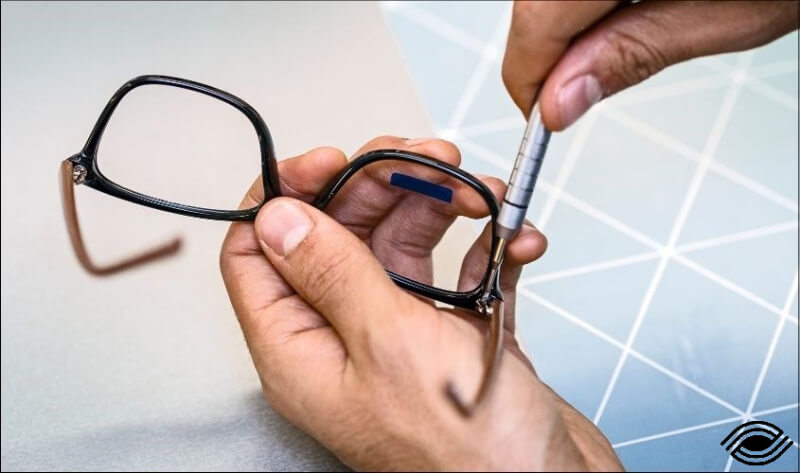 Cách tháo mắt kính khỏi gọng nhựa