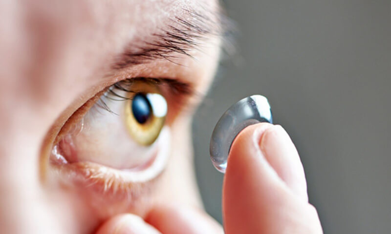 Người bị bệnh mắt basedow có thể sử dụng kính áp tròng không