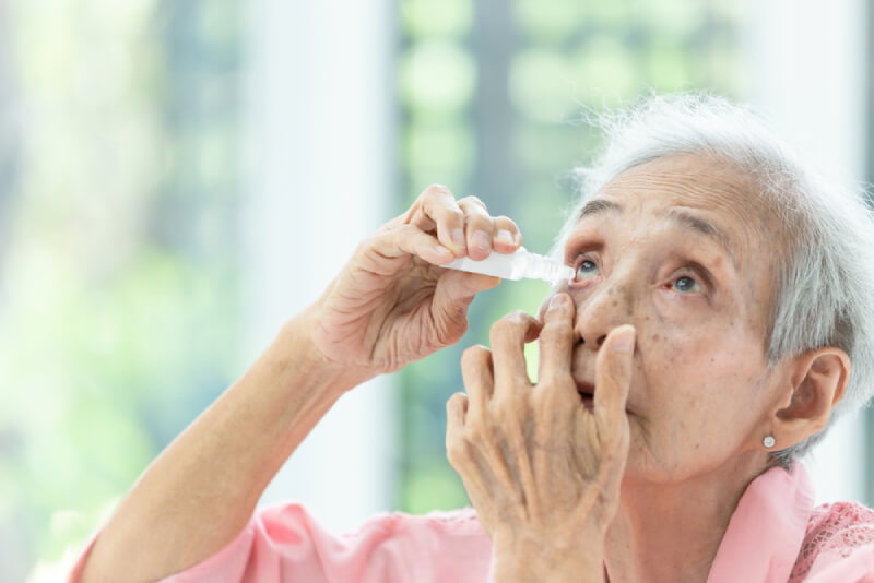 Bổ sung các chất dinh dưỡng cho bệnh khô mắt ở người lớn tuổi 