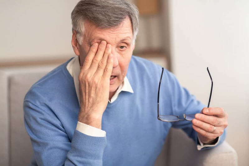 bệnh khô mắt ở người già là gì