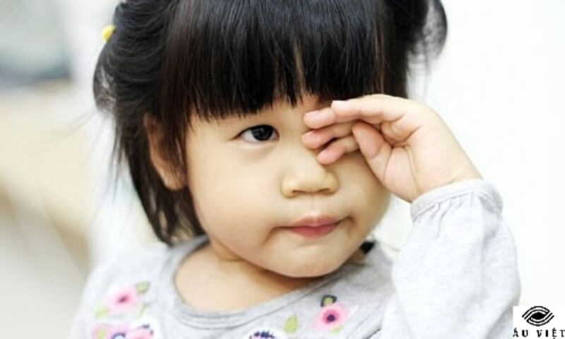 nguyên nhân bệnh nháy mắt ở trẻ em