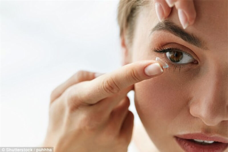 sử dụng lens áp tròng có gây ngứa mắt