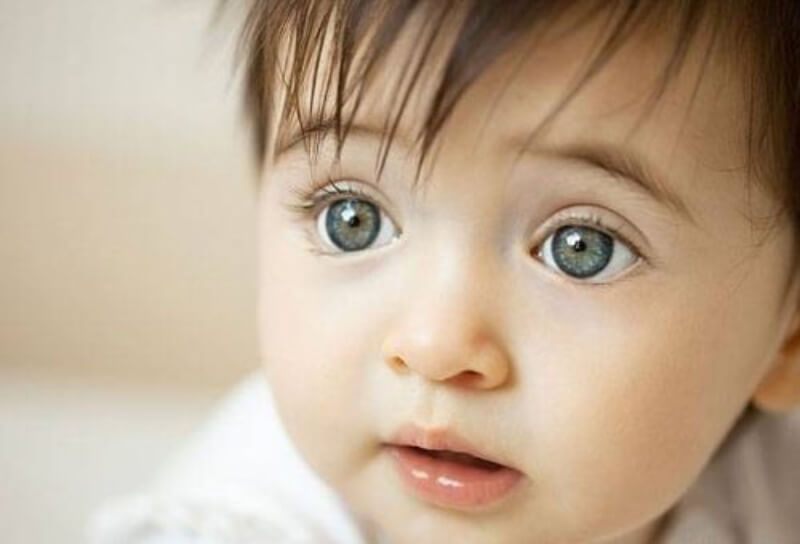 Thâm quầng mắt ở trẻ em ảnh hưởng đến tâm lý 